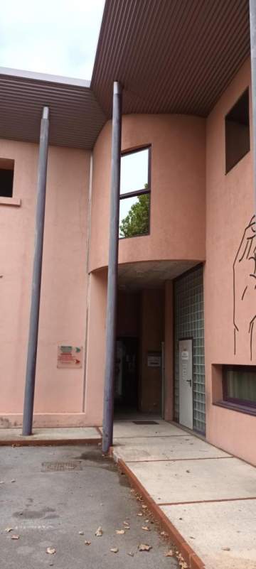 Nettoyage de vitres hautes à la nacelle dans l'Hérault